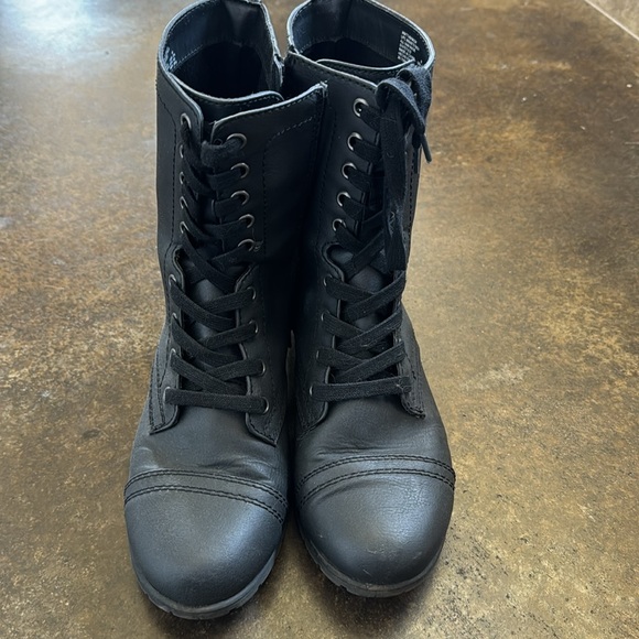 Women’s black boots - Picture 2 of 4